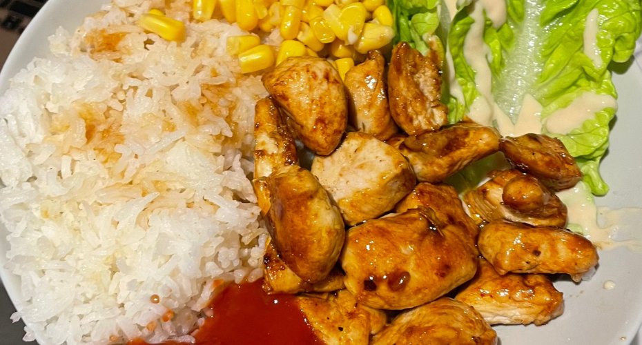 A plate of rice, chicken and vegetables
