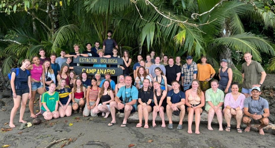 Cohort photograph of everyone who went on the Costa Rica fieldcourse.